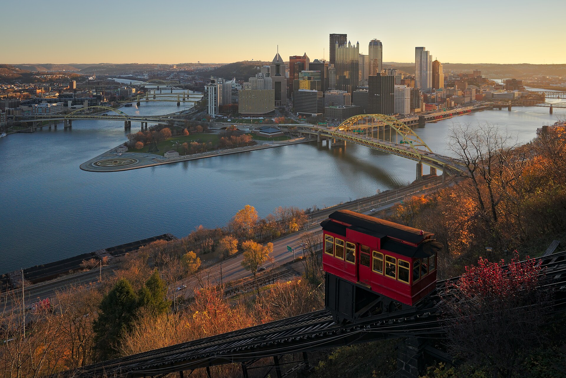 Downtown Pittsburgh — Dllu, CC BY-SA 4.0, via Wikimedia Commons